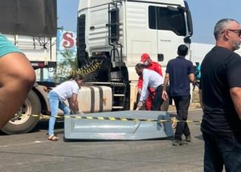 Senhora morre após ser atropelada por carreta na BR-364
