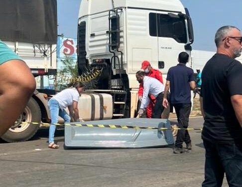 Senhora morre após ser atropelada por carreta na BR-364