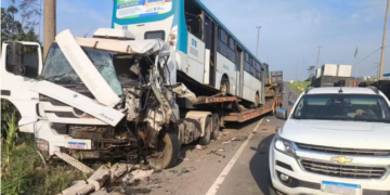 Carreta freia para não atingir moto, tomba e bate em caminhão em Vilhena, RO