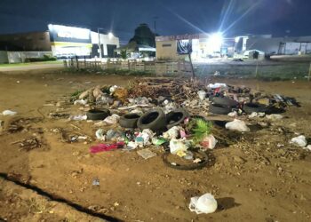 Moradores transformam cruzamento em lixão a céu aberto em Porto Velho; site Rondonianoar vai monitorar e denunciar responsáveis