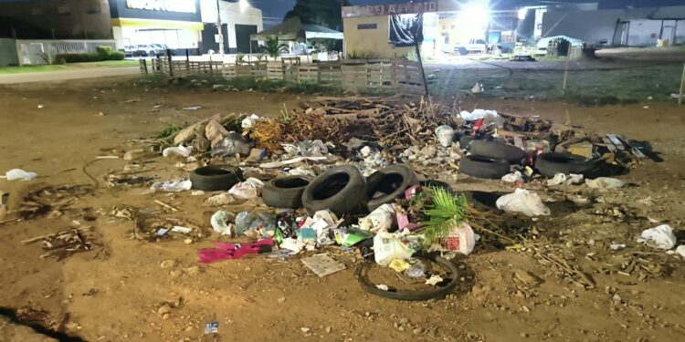 Moradores transformam cruzamento em lixão a céu aberto em Porto Velho; site Rondonianoar vai monitorar e denunciar responsáveis