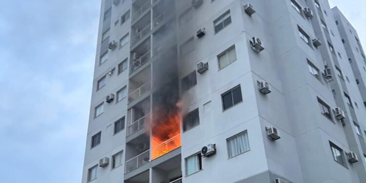 PM agradece apoio de moradores e funcionários durante incêndio em condomínio de Porto Velho