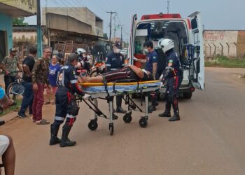Mulher fica em estado grave após casal cair de moto ao atropelar cachorro em Porto Velho