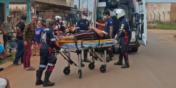 Mulher fica em estado grave após casal cair de moto ao atropelar cachorro em Porto Velho