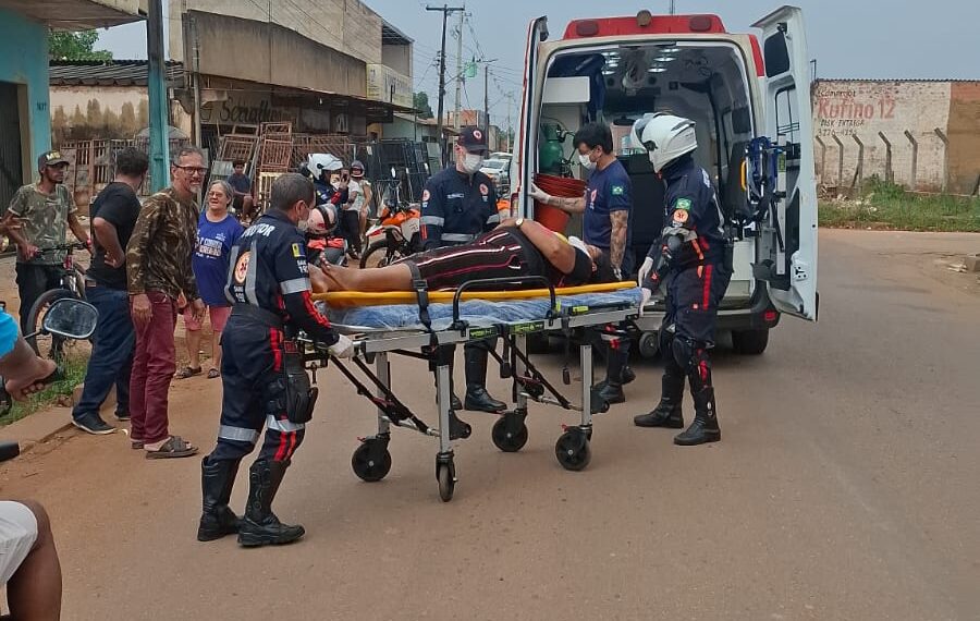 Mulher fica em estado grave após casal cair de moto ao atropelar cachorro em Porto Velho