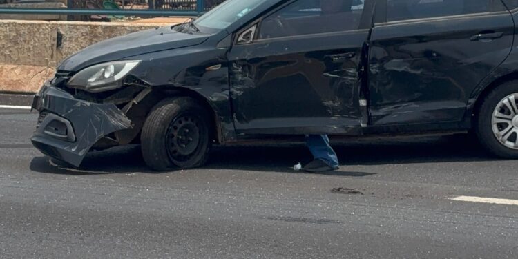 Colisão entre caminhão e carro provoca lentidão na BR-364, em Porto Velho