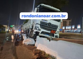 Acidente com carreta-tanque deixa óleo na pista e derruba motociclistas em Porto Velho