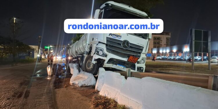 Acidente com carreta-tanque deixa óleo na pista e derruba motociclistas em Porto Velho
