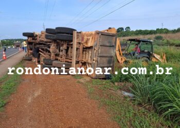 Caminhão carregado de areia tomba na BR-364, próximo à Estrada dos Periquitos, em Porto Velho