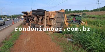 Caminhão carregado de areia tomba na BR-364, próximo à Estrada dos Periquitos, em Porto Velho