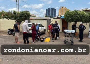 Motociclista fica ferido após colidir com porta de carro durante manobra de estacionamento em Porto Velho