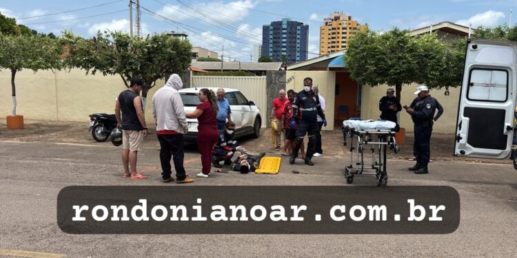Motociclista fica ferido após colidir com porta de carro durante manobra de estacionamento em Porto Velho