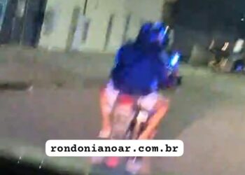 Motociclista foge de abordagem e passageira diz que gravava para postar nas redes sociais
