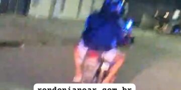 Motociclista foge de abordagem e passageira diz que gravava para postar nas redes sociais