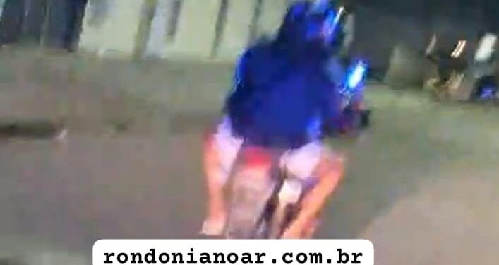 Motociclista foge de abordagem e passageira diz que gravava para postar nas redes sociais