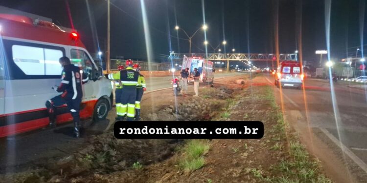 Motociclista fica gravemente ferido após perder controle e cair em vala na rodovia