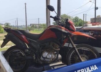 CACAULÂNDIA – POLÍCIA MILITAR LOCALIZA MOTOCICLETA COM RESTRIÇÃO DE FURTO ESCONDIDA EM RESIDÊNCIA