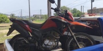 CACAULÂNDIA – POLÍCIA MILITAR LOCALIZA MOTOCICLETA COM RESTRIÇÃO DE FURTO ESCONDIDA EM RESIDÊNCIA
