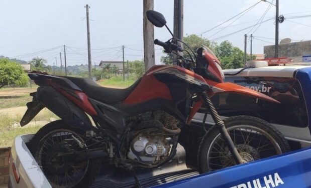 CACAULÂNDIA – POLÍCIA MILITAR LOCALIZA MOTOCICLETA COM RESTRIÇÃO DE FURTO ESCONDIDA EM RESIDÊNCIA