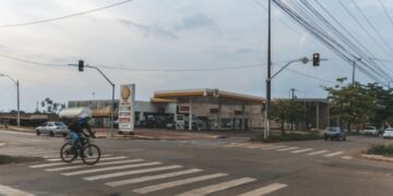 Prefeitura instala semáforo para reduzir acidentes na avenida Mamoré com a rua Capão da Canoa