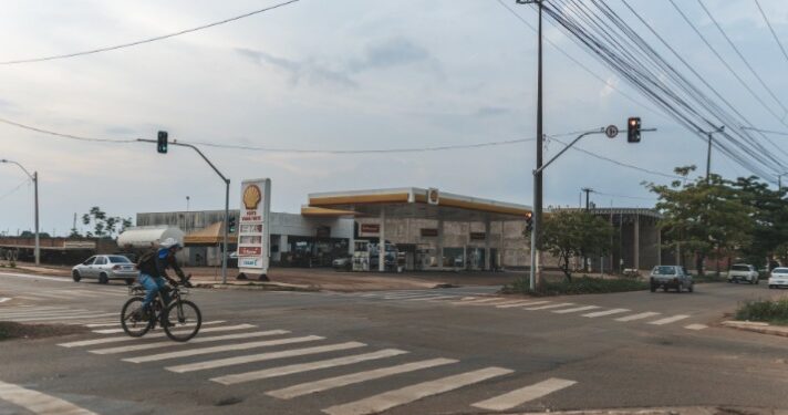 Prefeitura instala semáforo para reduzir acidentes na avenida Mamoré com a rua Capão da Canoa