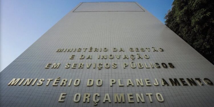 Governo libera R$ 5,2 bilhões para reforçar assistência social e saúde