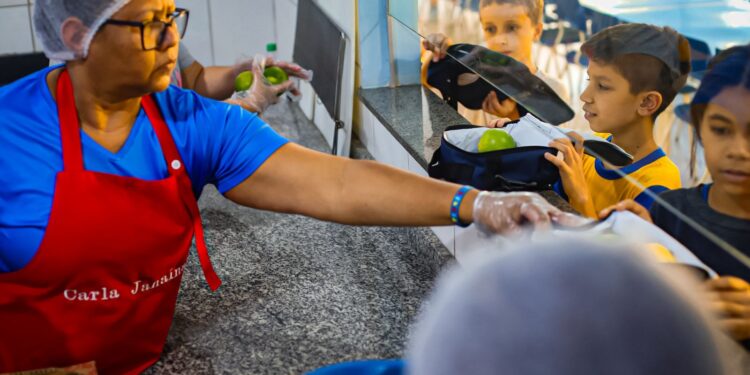 Programa “Lanche Extra” completa um ano de implantação, levando alimentação saudável e cuidado aos estudantes