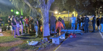 Tiro e facadas deixam dois feridos em praça no centro de Cerejeiras; homem e seu sobrinho foram levados para hospital