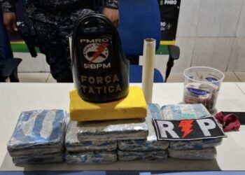 PM APREENDE DROGAS, PRENSA E MOTOCICLETA UTILIZADA POR SUSPEITO EM CASA ABANDONADA NA ZONA LESTE DE PORTO VELHO