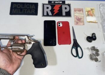 MANDADO EM ABERTO, ARMA E DROGAS: POLÍCIA MILITAR PRENDE SUSPEITO E APREENDE ADOLESCENTE NO ORGULHO DO MADEIRA