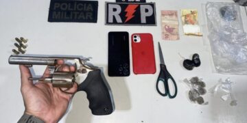 MANDADO EM ABERTO, ARMA E DROGAS: POLÍCIA MILITAR PRENDE SUSPEITO E APREENDE ADOLESCENTE NO ORGULHO DO MADEIRA