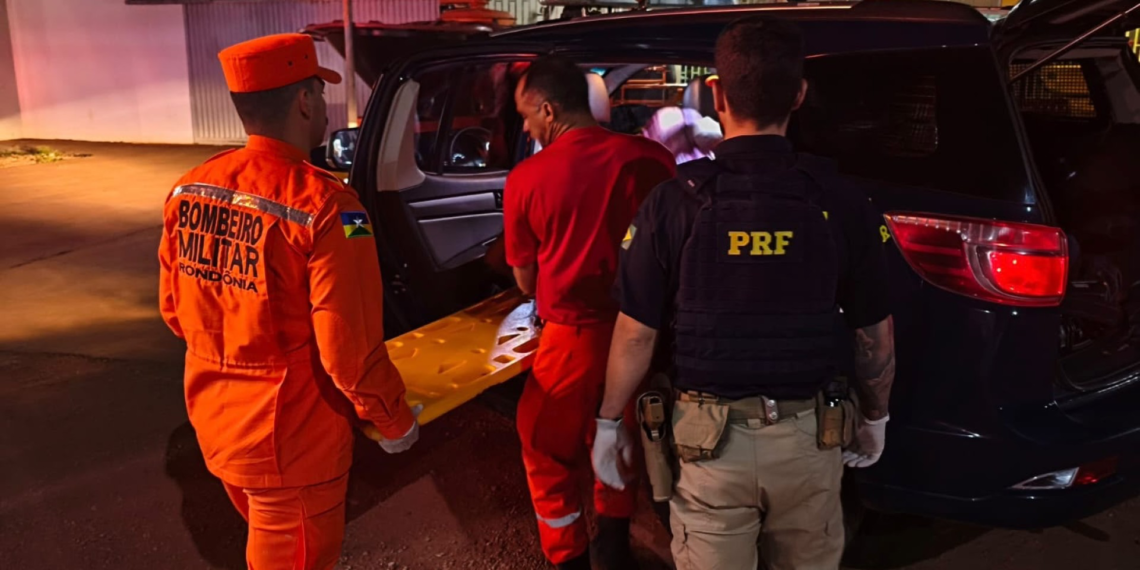 Bebê nasce dentro de viatura da PRF durante auxílio a gestante em trabalho de parto na BR-425, em Rondônia