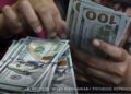 Dólar fecha abaixo de R$ 5 pela primeira vez desde maio