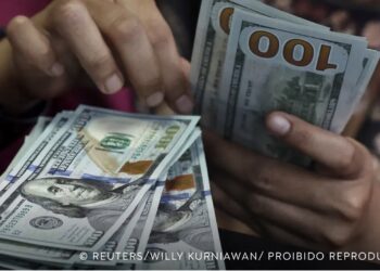 Dólar fecha abaixo de R$ 5 pela primeira vez desde maio