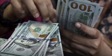 Dólar fecha abaixo de R$ 5 pela primeira vez desde maio