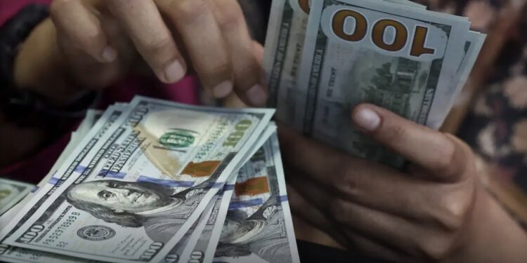 Dólar fecha abaixo de R$ 5 pela primeira vez desde maio