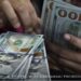 Dólar fecha abaixo de R$ 5 pela primeira vez desde maio