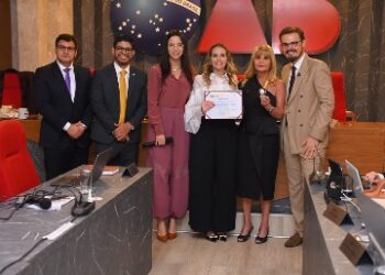 Comenda mais importante da Seccional reconhece liderança jurídica da advogada e fortalece aliança entre a OAB RO e o Instituto.