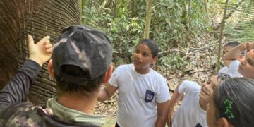 POLICIAIS MILITARES MIRINS AMBIENTAIS PARTICIPAM DE ATIVIDADE EDUCATIVA NO DIA DAS CRIANÇAS EM CANDEIAS DO JAMARI