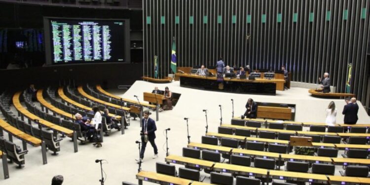 Câmara aprova MP que torna obrigatória a aprovação em exame para exercer a medicina; acompanhe