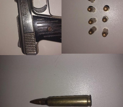 PMRO PRENDE HOMEM COM PISTOLA E MUNIÇÕES DE DIFERENTES CALIBRES