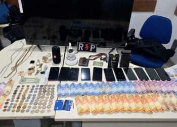 POLÍCIA MILITAR PRENDE SUSPEITO DE TRÁFICO DE DROGAS E APREENDE ENTORPECENTES, DINHEIRO E DIVERSOS OBJETOS EM JI-PARANÁ