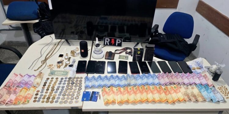 POLÍCIA MILITAR PRENDE SUSPEITO DE TRÁFICO DE DROGAS E APREENDE ENTORPECENTES, DINHEIRO E DIVERSOS OBJETOS EM JI-PARANÁ