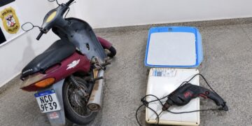 ABORDAGEM POLICIAL MILITAR RESULTA EM TRÊS PRISÕES E RECUPERAÇÃO DE VEÍCULO E OBJETOS FURTADOS