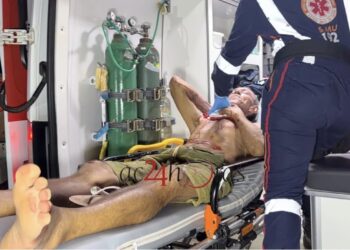 Idoso é atacado e esfaqueado por mulher enquanto caminhava
