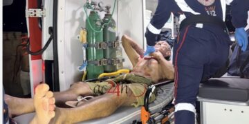 Idoso é atacado e esfaqueado por mulher enquanto caminhava
