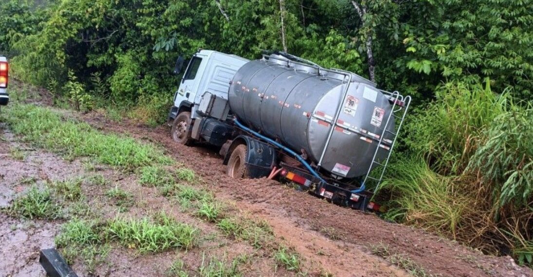 Caminhão leiteiro sai da pista e cai em ribanceira na BR-364