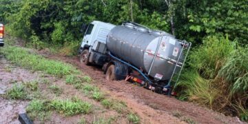 Caminhão leiteiro sai da pista e cai em ribanceira na BR-364