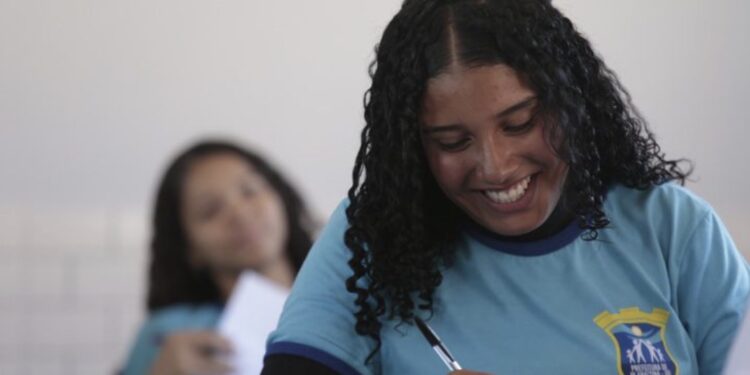 Mulheres são 64% dos 5 milhões de participantes no Enem 2026; metade tem de 17 a 18 anos