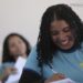 Mulheres são 64% dos 5 milhões de participantes no Enem 2026; metade tem de 17 a 18 anos